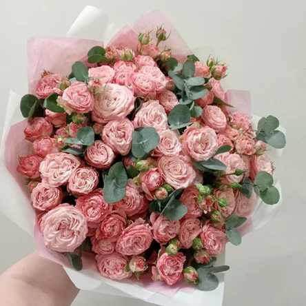 Букет из 19 кустовых роз Мадам бомбастик